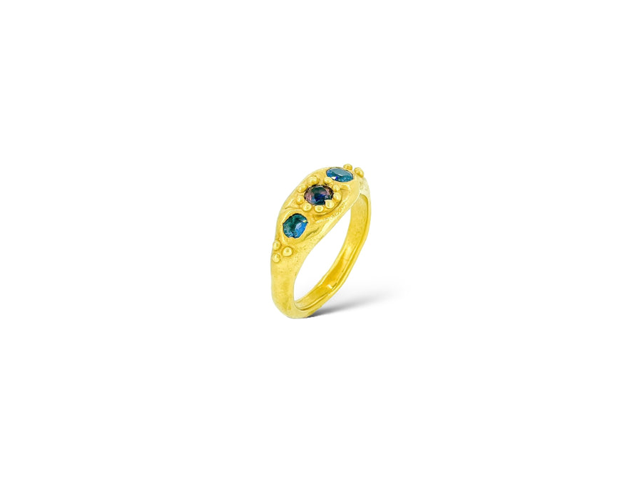 Winza & blues sapphires Flint stone ring