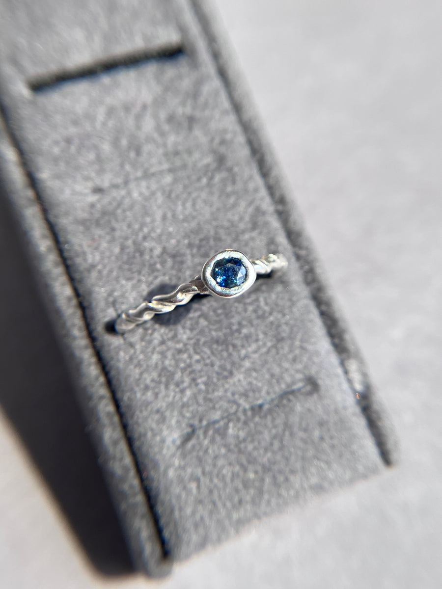 Denim blue Sapphire Solitaire twist ring