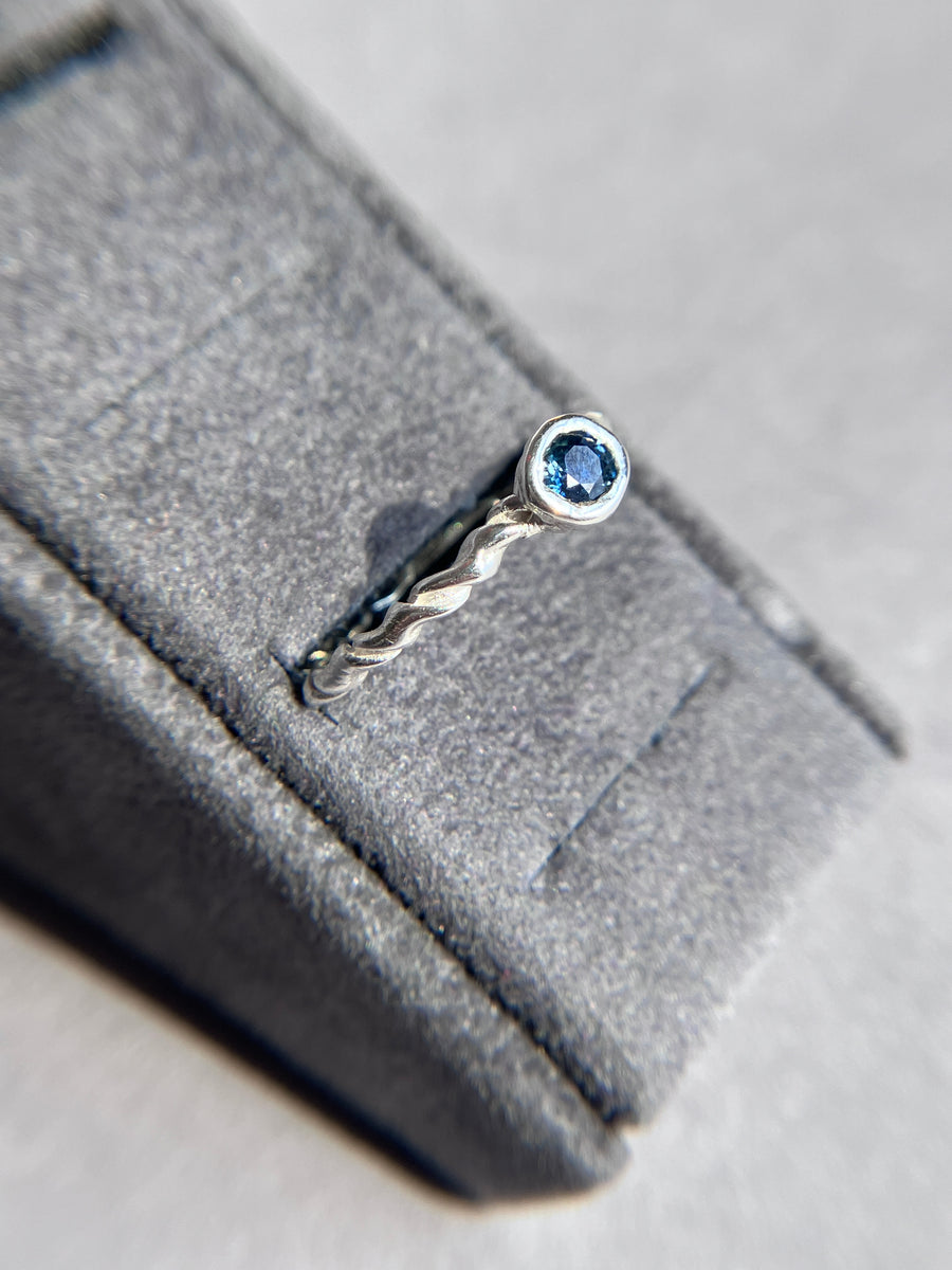 Denim blue Sapphire Solitaire twist ring