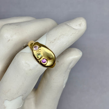 Melt signet Pinky green sapphires