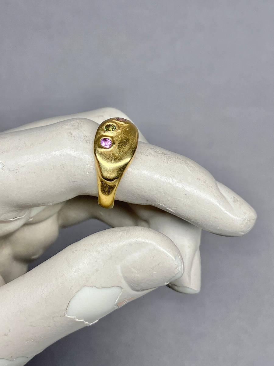 Melt signet Pinky green sapphires