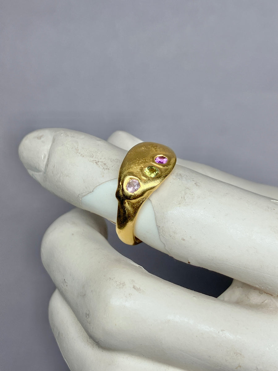 Melt signet Pinky green sapphires