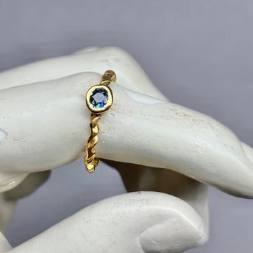 Denim blue Sapphire Solitaire twist ring