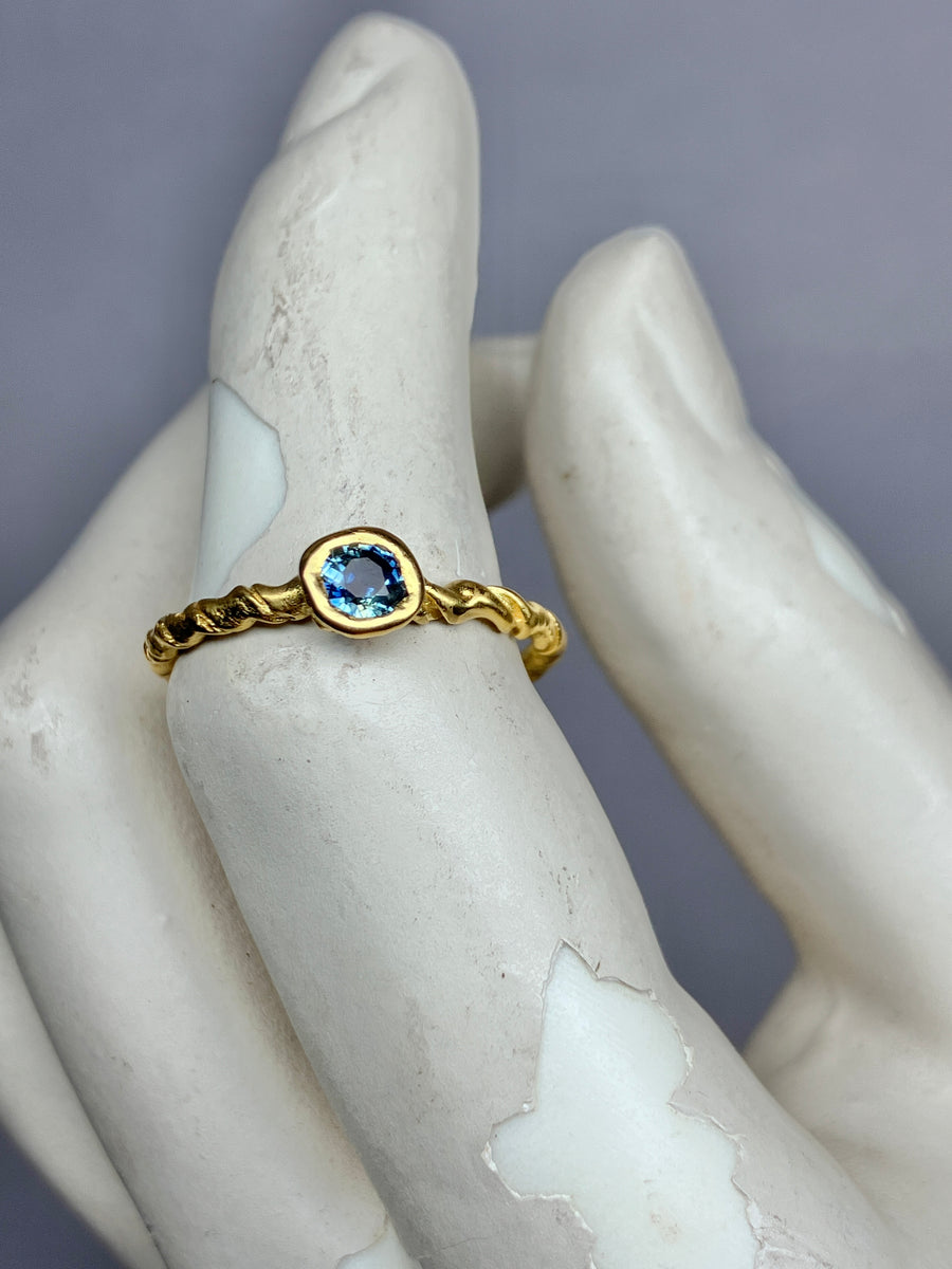 Denim blue Sapphire Solitaire twist ring